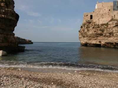 E finalmente: il mare. La foce della lama � rappresentata da una spiaggia fatta di sabbia, piccole pietre e sassi arrotondati e levigati dalla corrente, incorniciata dalla monumentale scogliera che si stempera nelle acque cristalline. E� qui che, dove oggi si affollano numerosi turisti, sfociava l�antico fiume che solcava queste rocce. Milioni di anni fa